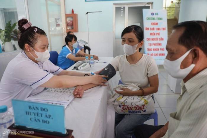 Người dân khám bệnh tại trạm y tế phường Tăng Nhơn Phú, TP HCM Ảnh: Quỳnh Trần