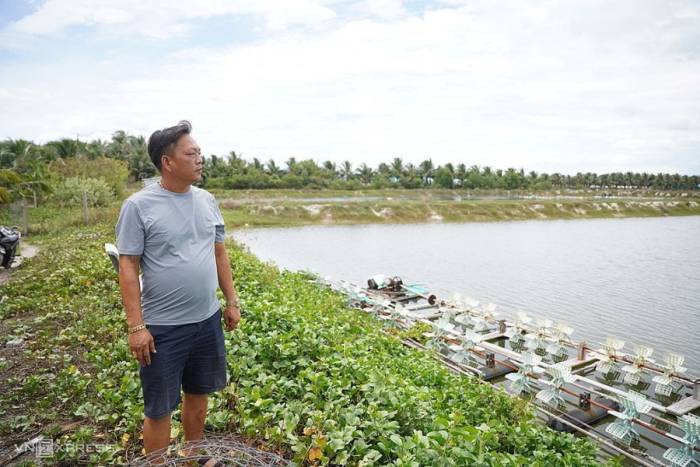 Ông Nguyễn Văn Tân, hộ nuôi ốc hương tại thôn Tuần Lễ, xã Đại Lãnh. Ảnh: Bùi Toàn