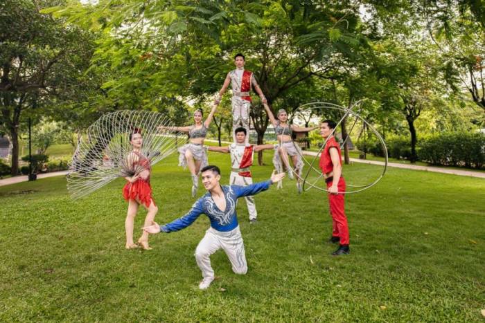 Tiết mục xiếc ngoài trời Garden of Wonders. Ảnh: JW Marriott Hotel Hanoi