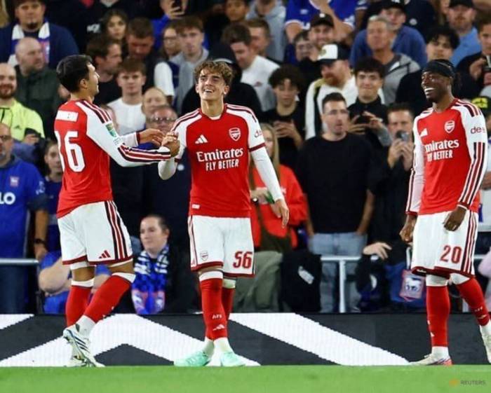 Max Downman (giữa) chia vui sau bàn thắng thứ hai cho Arsenal trong trận gặp Ipswich Town trên sân Portman Road, Ipswich, Anh, vòng ba Cup Liên đoàn Anh ngày 15/9/2026. Ảnh: Reuters