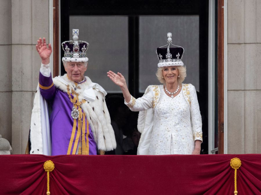 Vua Charles III và Hoàng hậu Camilla vẫy tay chào công chúng từ ban công Cung điện Buckingham hồi tháng 5/2023. Ảnh: Reuters