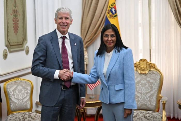 Bộ trưởng Năng lượng Mỹ Chris Wright (trái) và Tổng thống lâm thời Venezuela Delcy Rodriguez tại Caracas ngày 11/2. Ảnh: AFP