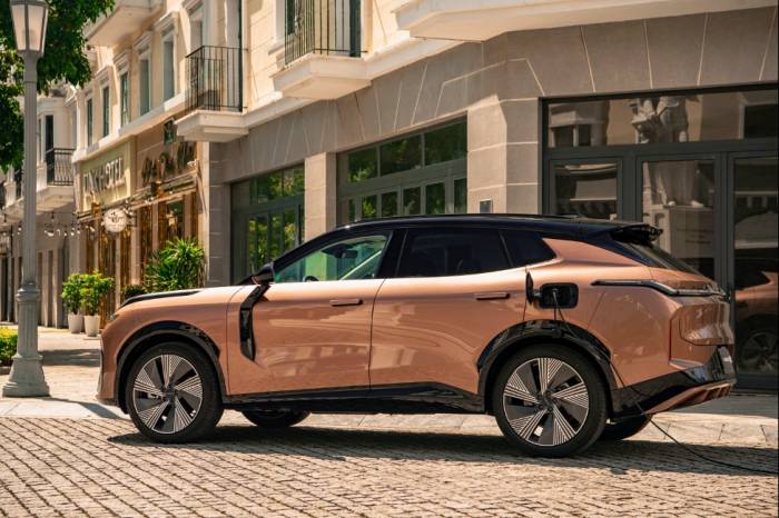 Lynk & Co 08 với thiết kế cổng sạc điện ở bên hông. Ảnh: Lynk & Co
