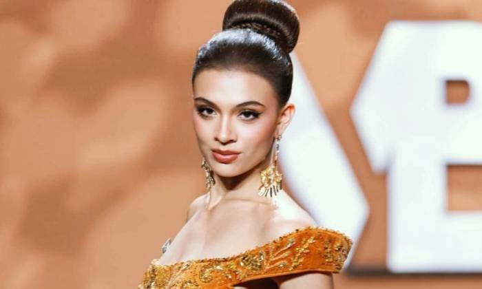 Thí sinh Asia Rose Simp catwalk ở phần thi Top Model của Miss World