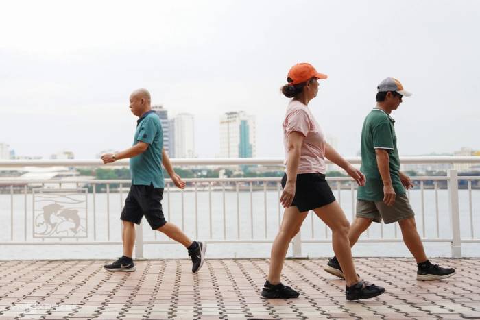 Đi bộ là bài tập đơn giản, tốt cho tim mạch và xương khớp. Ảnh: Nguyễn Đông