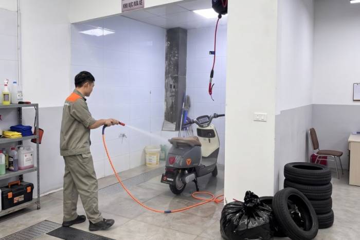 Kỹ thuật viên tại khu vực dịch vụ kỹ thuật. Ảnh: Việt Thanh