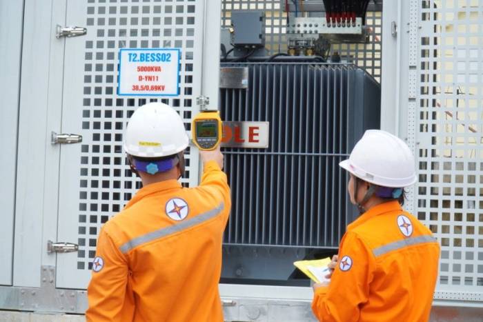 Nhân viên điện lực đang kiểm tra hệ thống BESS. Ảnh: Phương Ly