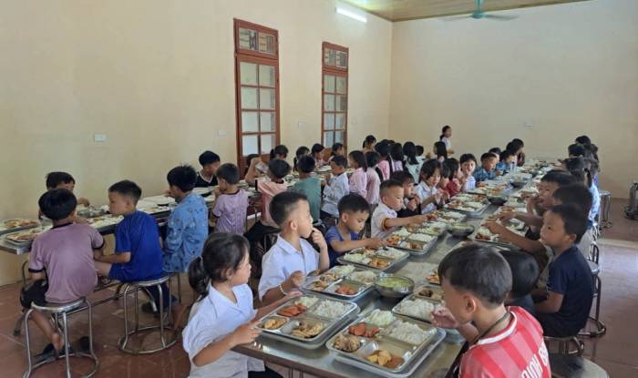 Học sinh Trường Phổ thông dân tộc bán trú Tiểu học và THCS Đứa Mòn sử dụng bếp, nhà ăn mới tại xã Mường Lầm, Sơn La. Ảnh: Lò Nguyên