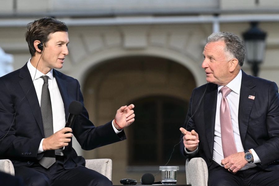 Hai đặc phái viên Mỹ Jared Kushner (trái) và Steve Witkoff tại Kiev ngày 6/9. Ảnh: AFP