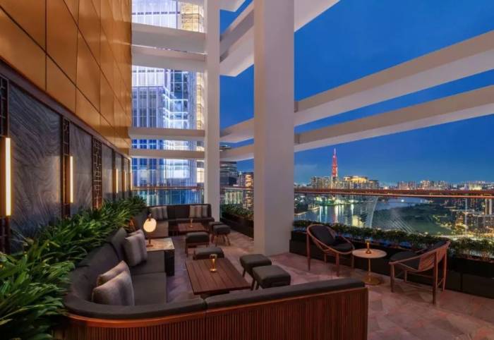View ngắm pháo hoa nhìn trực diện xuống Công Trường Mê Linh và sông Sài Gòn. Ảnh: Song Bar