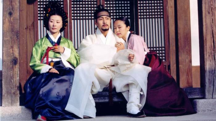 Bae Yong Joon (giữa) và Lee Mi Sook (trái), Jeon Do Yeon trong phim Untold Scandal (2003). Ảnh: CJ Entertainment