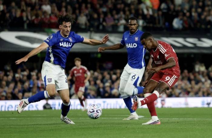 Alexander Isak (áo đỏ) dứt điểm nâng tỷ số lên 2-0. Ảnh: Reuters