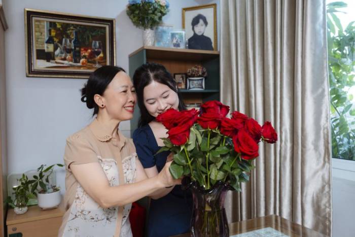 Linh và mẹ gắn kết trong cuộc sống hàng ngày. Ảnh: Tùng Đinh