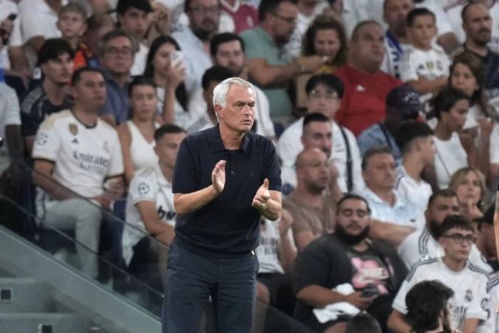 HLV Jose Mourinho vỗ tay động viên học trò trong trận Real Madrid gặp Inter tại Champions League trên sân Bernabeu, Madrid, Tây Ban Nha, ngày 8/9/2026. Ảnh: AP