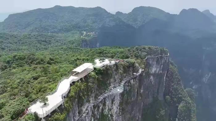 Du khách nín thở chinh phục thang trời lơ lửng ở Trung Quốc