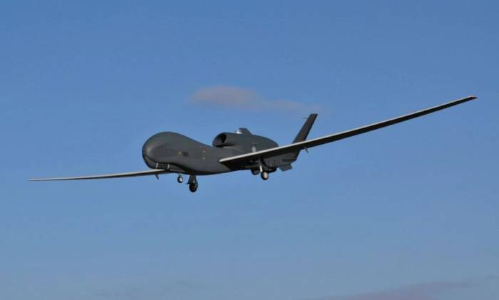UAV RQ-4B của Nhật chuẩn bị hạ cánh xuống căn cứ Misawa. Ảnh: JASDF