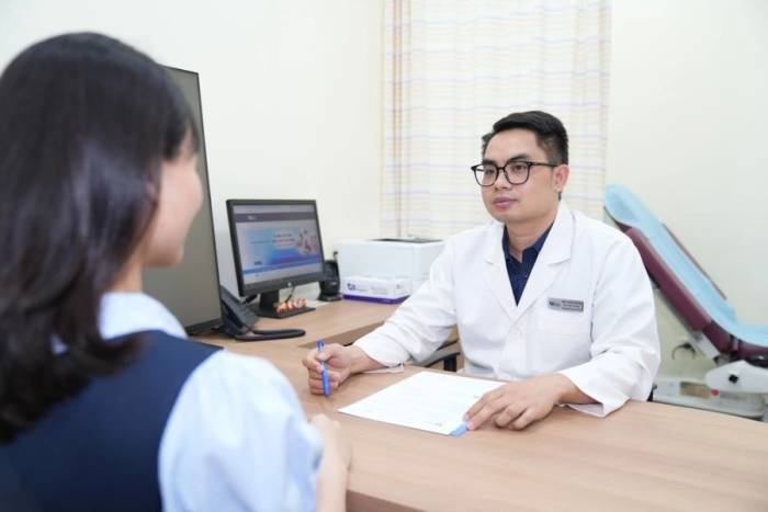 Bác sĩ Bệnh viện Đa khoa Tâm Anh đang khám cho nữ bệnh nhân. Ảnh: Bệnh viện cung cấp