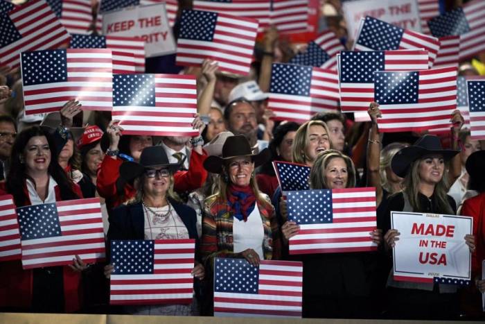 Người tham dự theo dõi Tổng thống Trump phát biểu tại đại hội đảng Cộng hòa ở Trung tâm American Airlines, Dallas, bang Texas, ngày 9/9. Ảnh: AFP
