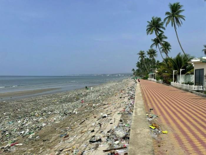 Bãi biển Rạng Mũi Né đầy rác thải, ngày 16/9. Ảnh: Việt Quốc