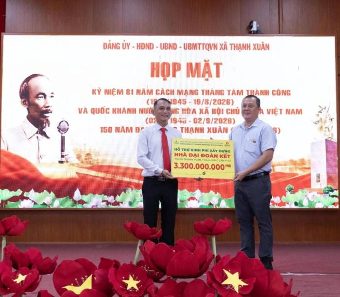Phân Bón Cà Mau trao biểu trưng hỗ trợ 3,3 tỷ đồng xây dựng Nhà Đại đoàn kết tại xã Thạnh Xuân, TP Cần Thơ. Ảnh: PVCFC