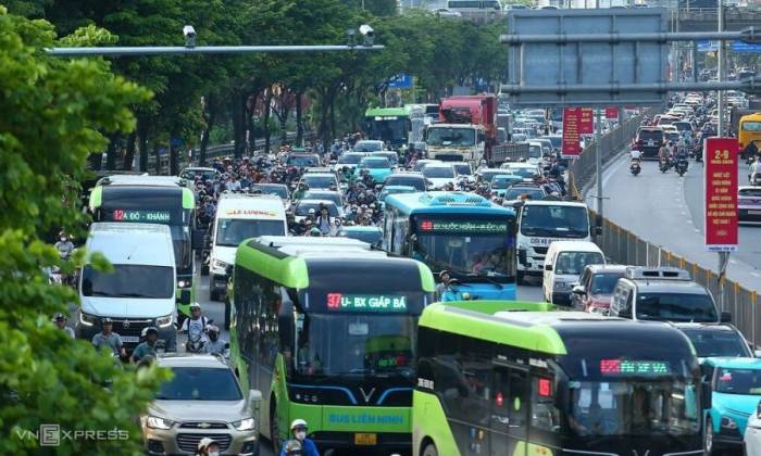 Ùn tắc trên đường Giải Phóng đoạn giao với đường Ngọc Hồi theo hướng ra ngoại thành Hà Nội, hướng về Ninh Bình và các tỉnh miền Trung. Ảnh: Phạm Chiểu