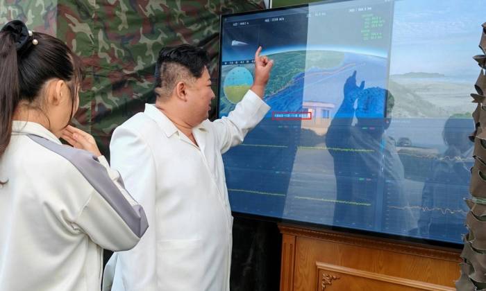 Dòng chữ Hwasongpho-11Ma (khoanh đỏ) trên màn hình hiển thị thông số của tên lửa. Ảnh: KCNA