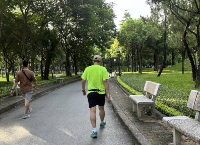 trì vận động thường xuyên như đi bộ góp phần kiểm soát các yếu tố nguy cơ và bảo vệ sức khỏe mắt theo tuổi tác. Ảnh minh họa: Bảo Bảo