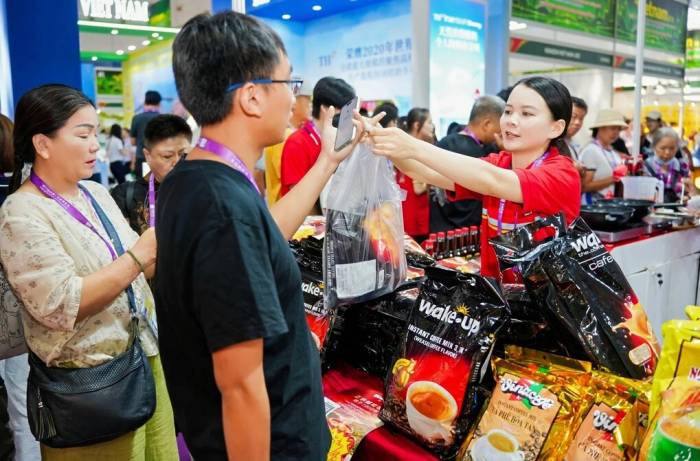 Khách tham quan lựa chọn sản phẩm Vinacafé. Ảnh: Masan