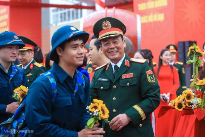 Thanh niên lên đường nhập ngũ thực hiện nghĩa vụ quân sự tại điểm giao, nhận quân số 4 Ban Chỉ huy phòng thủ khu vực 3 – Hồng Hà, Hà Nội. Ảnh: Giang Huy