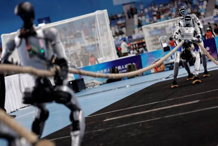 Robot hình người thi đấu kéo co tại Thế vận hội. Ảnh: Reuters