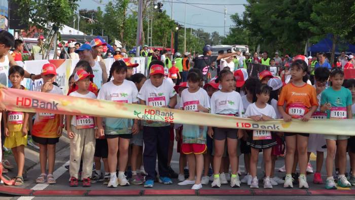 Cuộc đua trẻ em, chồng cõng vợ trước thềm HDBank  Green Marathon 2026