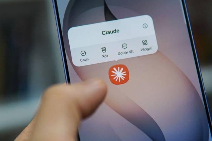 Logo ứng dụng AI Claude của Anthropic trên điện thoại. Ảnh: Lưu Quý