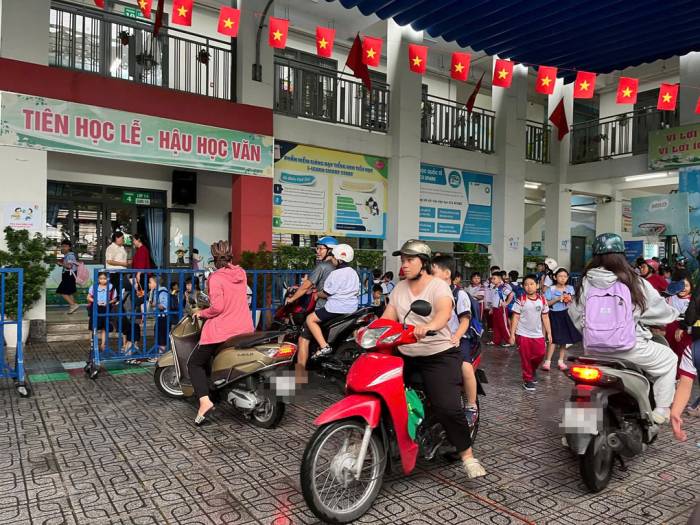Phụ huynh đón học sinh tại một trường tiểu học ở TP HCM. Con mắc bệnh đầu năm học có thể khiến gia đình phải thay đổi lịch làm việc và chăm sóc. Ảnh: Vũ Yến