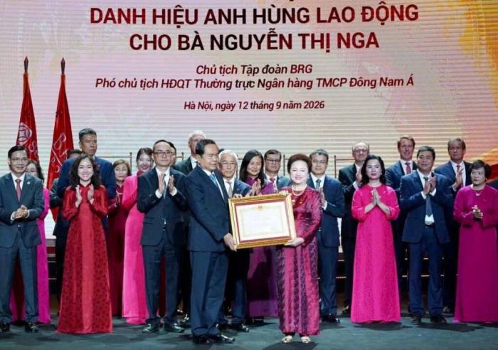 Chủ tịch Quốc hội Trần Thanh Mẫn trao tặng danh hiệu Anh hùng Lao động thời kỳ đổi mới cho bà Nguyễn Thị Nga. Ảnh: VGP