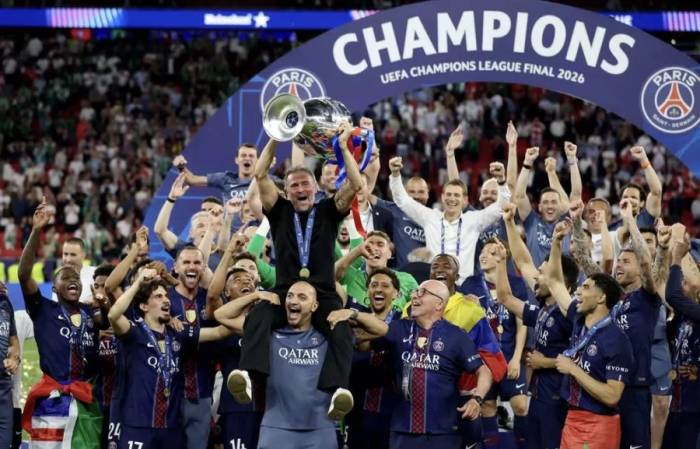 HLV Luis Enrique cùng các thành viên PSG ăn mừng sau khi thắng Arsenal ở chung kết Champions League tại Budapest, Hungary ngày 30/5/2026. Ảnh: Reuters