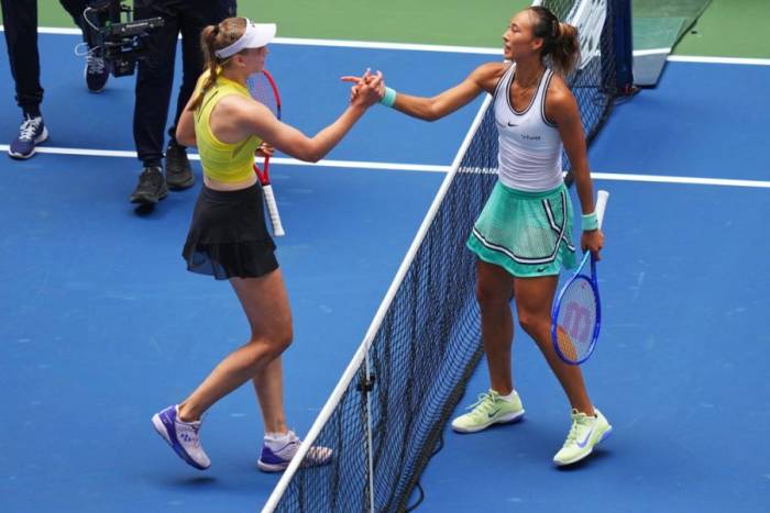 Rybakina (trái) bắt tay Zheng Qinwen sau trận tứ kết Mỹ Mở rộng, tại sân Arthur Ashe, Trung tâm Quần vợt Quốc gia Billie Jean King, Flushing Meadows, New York, Mỹ ngày 9/9/2026. Ảnh: AP
