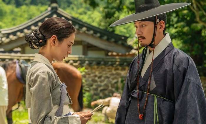 Diễn viên Nana và Ji Chang Wook trong The Scandal. Ảnh: Netflix