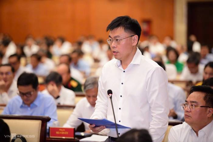 Phó chủ tịch UBND TP HCM kiêm Viện trưởng Nghiên cứu phát triển thành phố Trương Minh Huy Vũ phát biểu thảo luận, chiều 22/9. Ảnh: An Phương