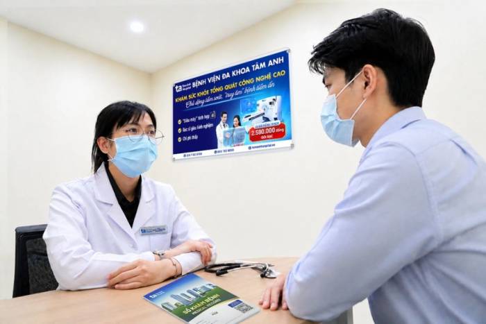 Bác sĩ Hạnh tư vấn cho người bệnh về tình trạng viêm phổi do tăng bạch cầu ái toan. Ảnh: Bệnh viện Đa khoa Tâm Anh