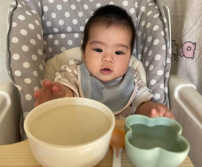 Cháo có kết cấu mềm, phù hợp với trẻ trong giai đoạn bắt đầu ăn bổ sung. Ảnh: Trịnh Chi