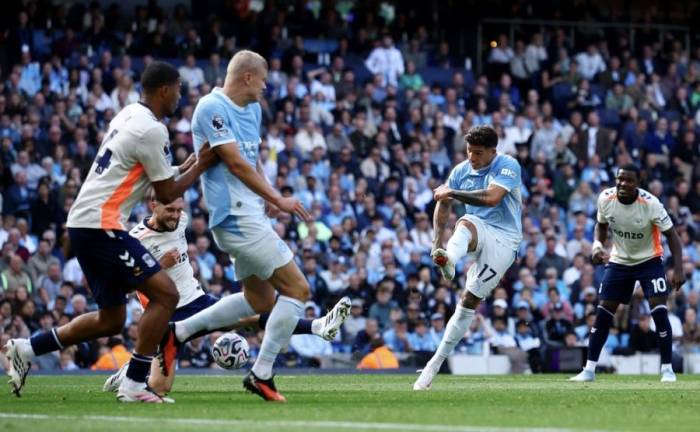Enzo Fernandez dứt điểm trong trận Man City thắng Coventry City 1-0 ở vòng ba Ngoại hạng Anh trên sân Etihad, Manchester, Anh ngày 5/9/2026. Ảnh: Reuters