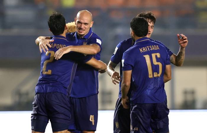 Trung vệ Thái Lan Manuel Bihr (4) ăn mừng cùng các đồng đội sau khi thắng Việt Nam 2-0 ở lượt hai bảng B hạng Nhất FIFA ASEAN Cup 2026, trên sân Si Jalak Harupat, Bandung, Indonesia ngày 29/9/2026. Ảnh: Đức Đồng