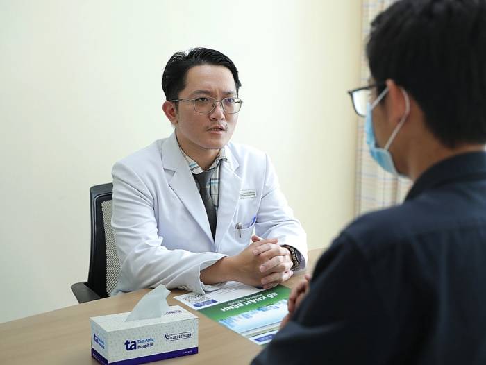 Bác sĩ Bệnh viện Đa khoa Tâm Anh tư vấn cho bệnh nhân. Ảnh: Bệnh viện cung cấp