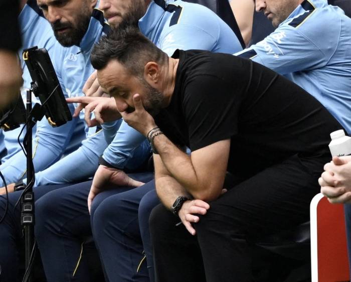 HLV Roberto De Zerbi thất vọng trong trận Tottenham thua Aston Villa 2-3 ở vòng năm Ngoại hạng Anh trên sân Tottenham Hotspur, London, Anh ngày 19/9/2026. Ảnh: Reuters