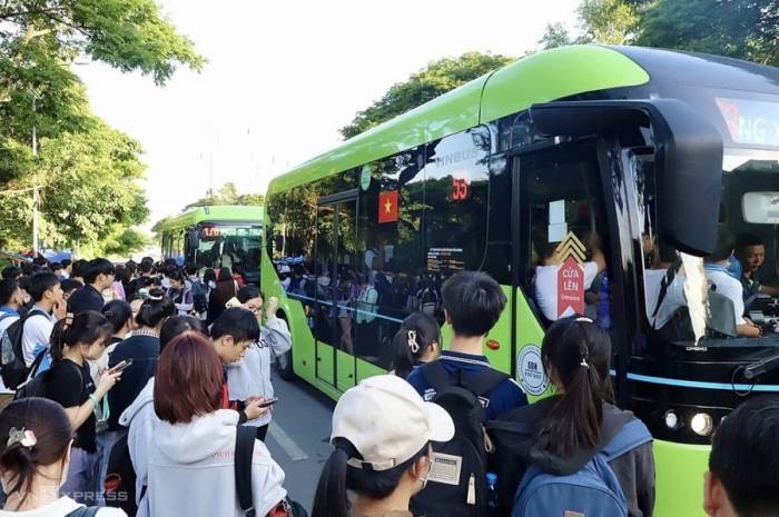 Đông nghịt sinh viên chờ xe buýt ở khu Đại học Quốc gia TP HCM, ngày 9/9. Ảnh: Giang Anh