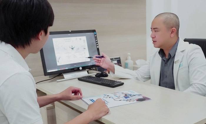 Bác sĩ Duy tư vấn cho người bệnh. Ảnh: Trung tâm Sức khỏe Nam giới Mens Health