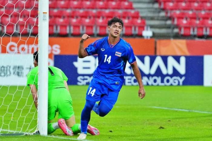 Tiền đạo Thái Lan Jehhanafee Mamah (14) mừng bàn rút ngắn tỷ số xuống 1-2 trong trận thắng Kyrgyzstan 3-2 ở lượt ra quân bảng A bóng đá nam ASIAD 2026, trên sân Toyota, Nhật Bản ngày 16/9/2026. Ảnh: ThailandNT