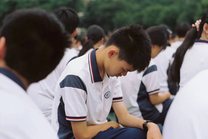 Minh họa học sinh cong cột sống. Ảnh: Pexels