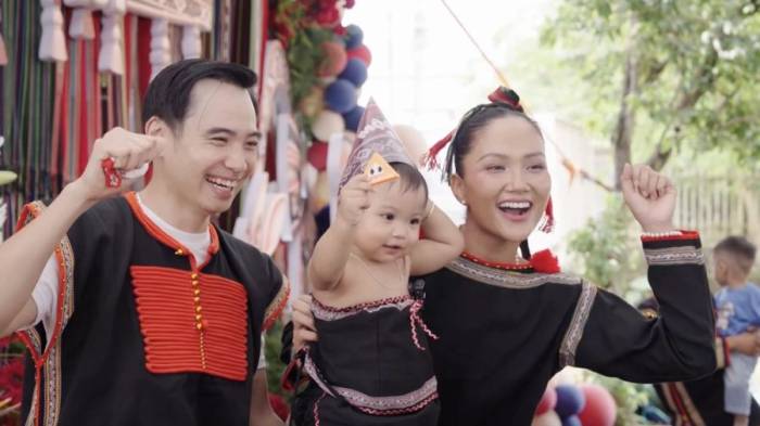 Niềm hạnh phúc của vợ chồng HHen Niê bên con gái.