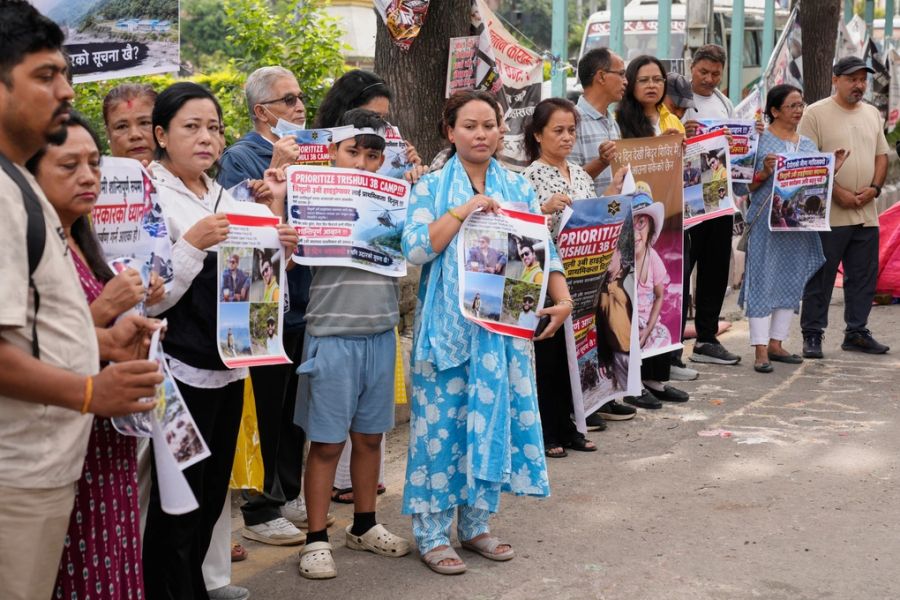 Người thân của các nạn nhân trong vụ lũ quét tập trung ở Kathmandu, Nepal, ngày 7/9. Ảnh: AP
